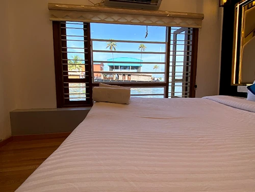 1 Bedroom Houseboat