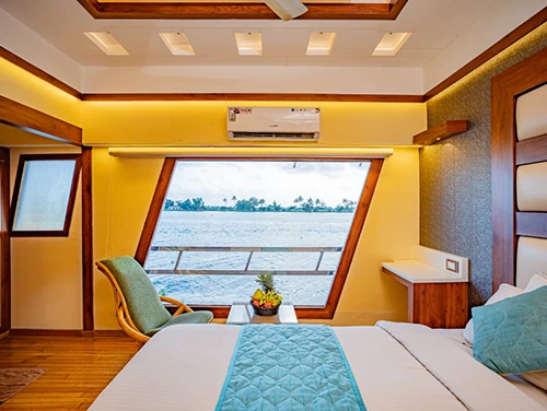 8 Bedroom Houseboat